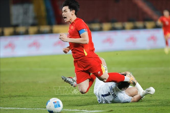 A struggle for the ball during the match. VNA Photo: Minh Quyết