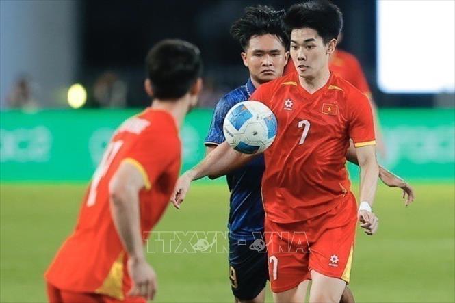 A struggle for the ball during the match. VNA Photo: Minh Quyết