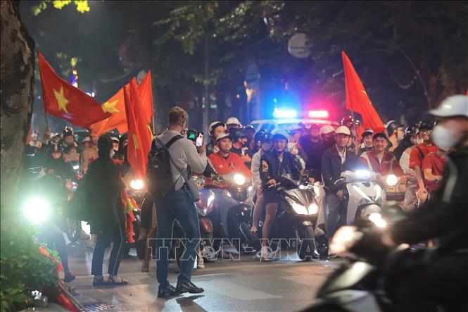 Người hâm mộ trên phố Hai Bà Trưng. Ảnh: Hoàng Hiếu - TTXVN