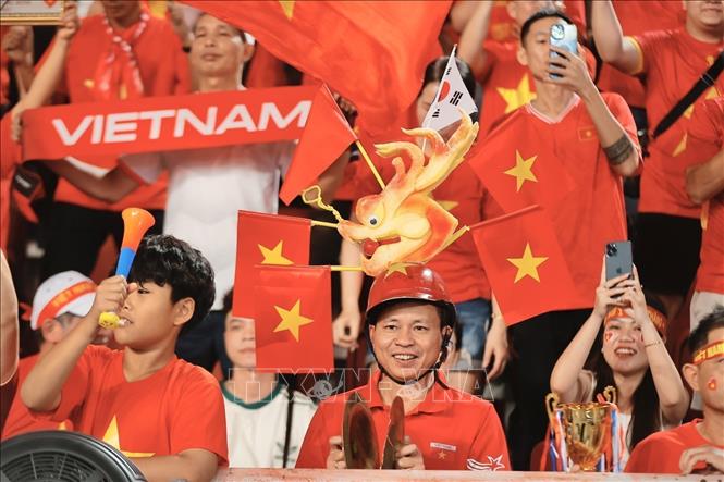 Vietnamese fans cheer for the national team in Thailand. VNA Photo: Minh Quyết