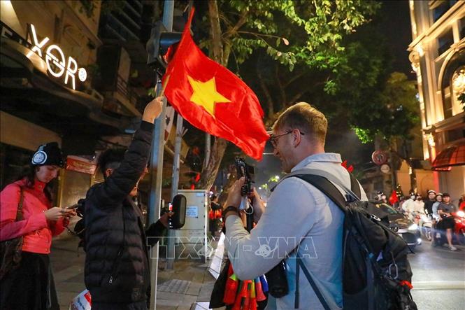 Người hâm mộ Thủ đô trên phố Hàng Bài. Ảnh: Khánh Hoà - TTXVN