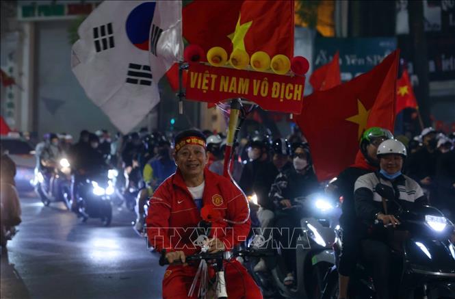 Người hâm mộ Thủ đô trên Phố Huế - Đại Cồ Việt. Ảnh: Phạm Kiên - TTXVN