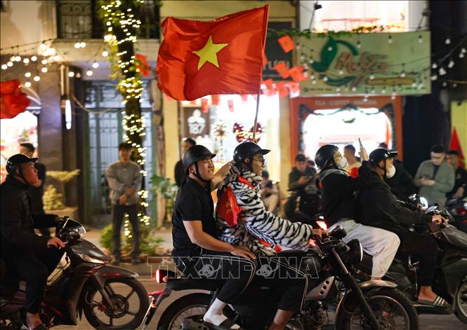 Người dân Thủ đô ăn mừng chiến thắng. Ảnh: Thanh Tùng - TTXVN 