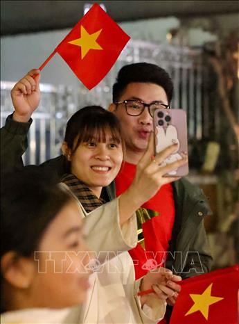 Người dân Thủ đô ăn mừng chiến thắng. Ảnh: Thanh Tùng - TTXVN 