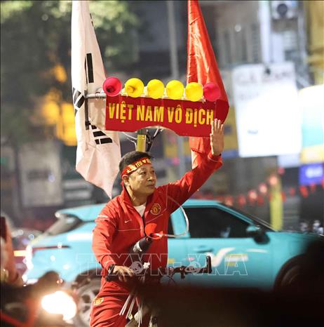 Người dân Thủ đô ăn mừng chiến thắng. Ảnh: Thanh Tùng - TTXVN 