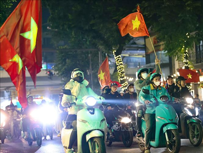 Người dân Thủ đô ăn mừng chiến thắng. Ảnh: Thanh Tùng - TTXVN 