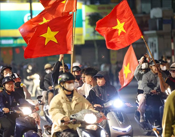 Người dân Thủ đô ăn mừng chiến thắng. Ảnh: Thanh Tùng - TTXVN 