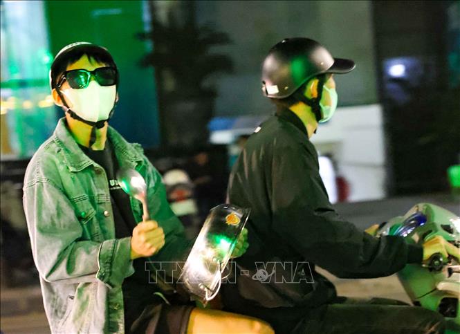 Người dân Thủ đô ăn mừng chiến thắng. Ảnh: Thanh Tùng - TTXVN 