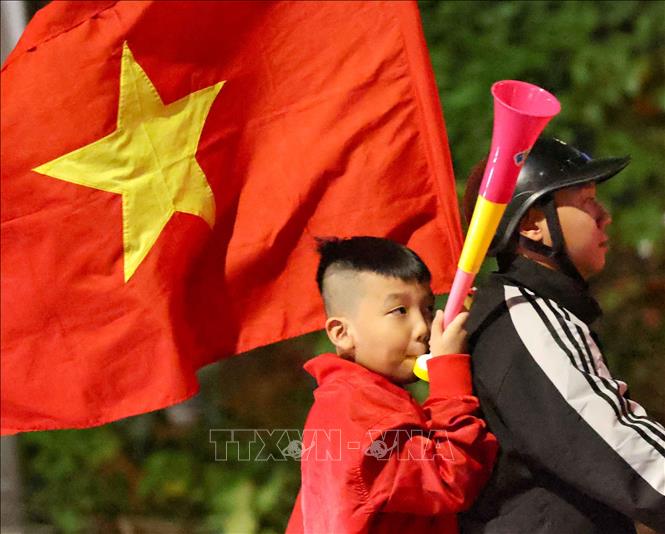 Người dân Thủ đô ăn mừng chiến thắng. Ảnh: Thanh Tùng - TTXVN 