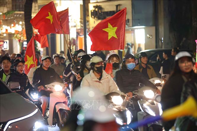 Người dân Thủ đô ăn mừng chiến thắng. Ảnh: Thanh Tùng - TTXVN 