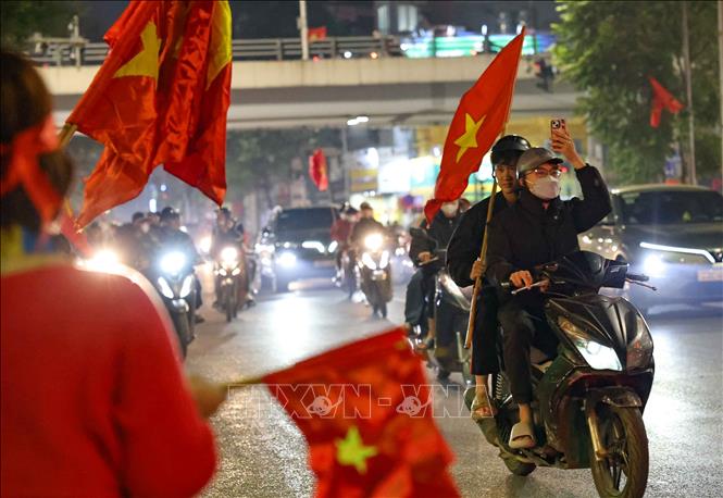 Người dân Thủ đô ăn mừng chiến thắng. Ảnh: Thanh Tùng - TTXVN 
