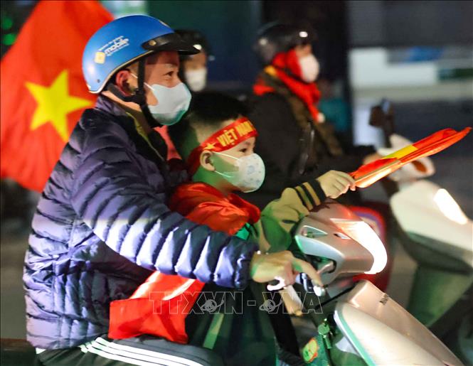 Người dân Thủ đô ăn mừng chiến thắng. Ảnh: Thanh Tùng - TTXVN 