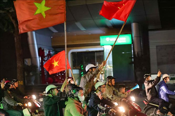 Người dân Thủ đô ăn mừng chiến thắng. Ảnh: Thanh Tùng - TTXVN 