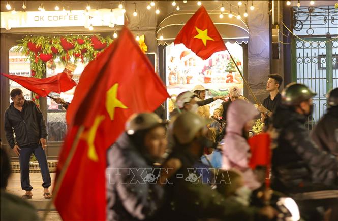 Người dân Thủ đô ăn mừng chiến thắng. Ảnh: Thanh Tùng - TTXVN 