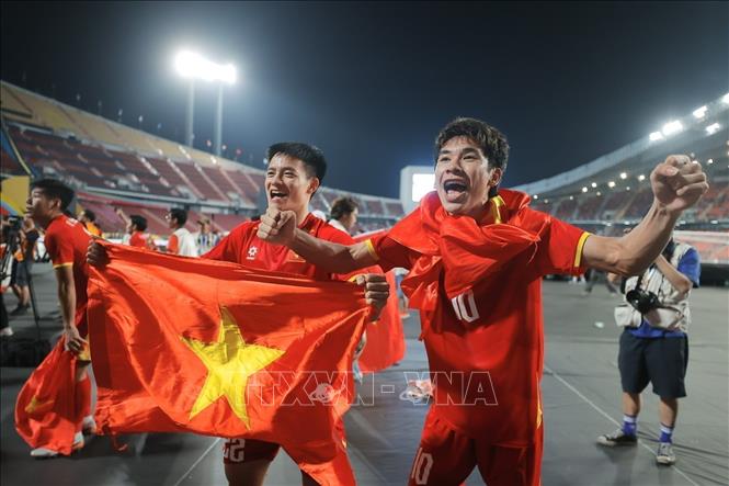 Players from the U22 Vietnam men's football team cheer after winning the gold medal. VNA Photo: Minh Quyết
