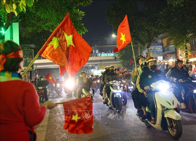 Người dân Thủ đô ăn mừng chiến thắng. Ảnh: Thanh Tùng - TTXVN 