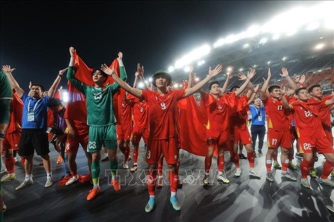 Players from Vietnam's U22 men's football team cheer with fans after winning the gold medal. VNA Photo: Minh Quyết