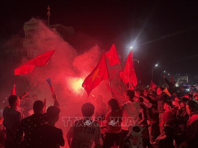 Người hâm mộ Thủ đô tại Khu vực đầu cầu Chương Dương. Ảnh: An Đăng - TTXVN