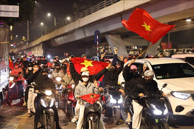 Người hâm mộ Thủ đô tại Phố Đại Cồ Việt. Ảnh: Minh Đức - TTXVN