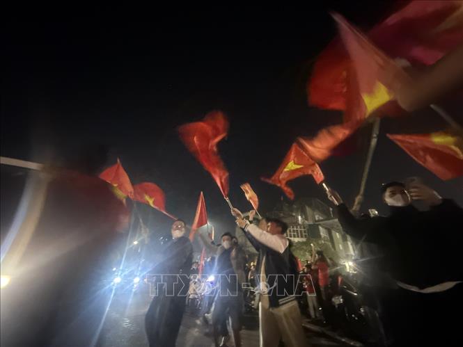 Người hâm mộ Thủ đô tại Khu vực đầu cầu Chương Dương. Ảnh: An Đăng - TTXVN