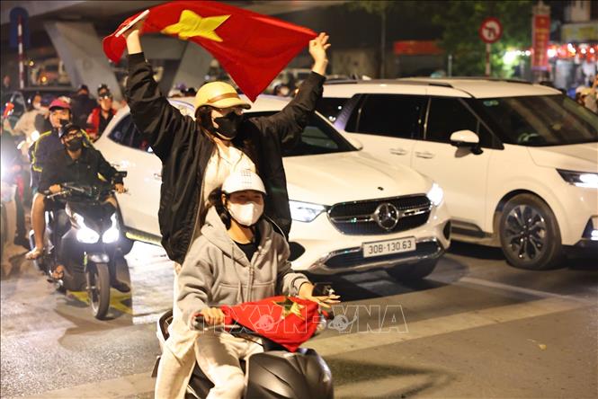 Người hâm mộ Thủ đô tại Phố Đại Cồ Việt. Ảnh: Minh Đức - TTXVN