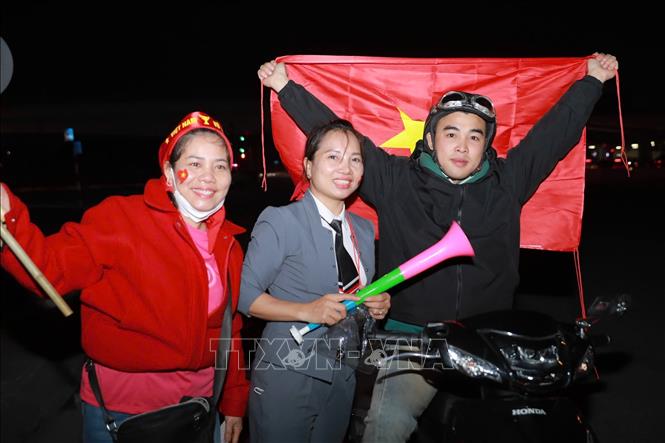 Người hâm mộ Thủ đô tại Phố Đàm Quang Trung, Long Biên. Ảnh: Phan Phương - TTXVN