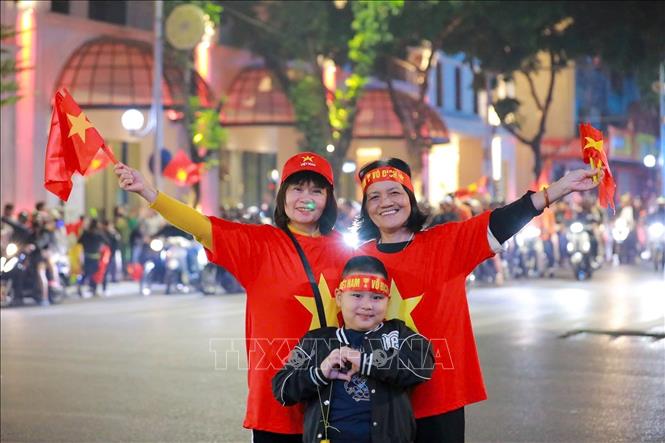 Người hâm mộ Thủ đô tại Phố Hai Bà Trưng. Ảnh: Khánh Hoà - TTXVN