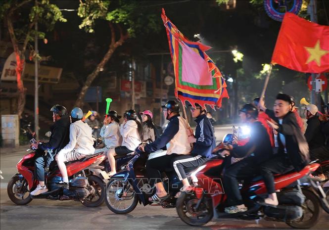 Người hâm mộ Thủ đô trên Phố Hai Bà Trưng. Ảnh: Hoàng Hiếu - TTXVN