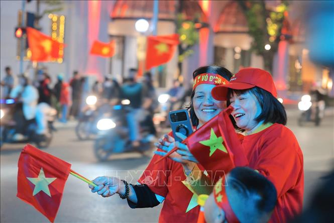 Người hâm mộ Thủ đô trên Phố Hai Bà Trưng. Ảnh: Hoàng Hiếu - TTXVN