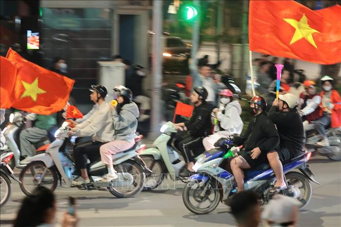 Người hâm mộ Thủ đô trên Phố Hai Bà Trưng. Ảnh: Hoàng Hiếu - TTXVN