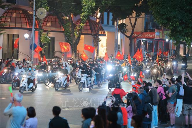 Người hâm mộ Thủ đô trên Phố Hai Bà Trưng. Ảnh: Hoàng Hiếu - TTXVN