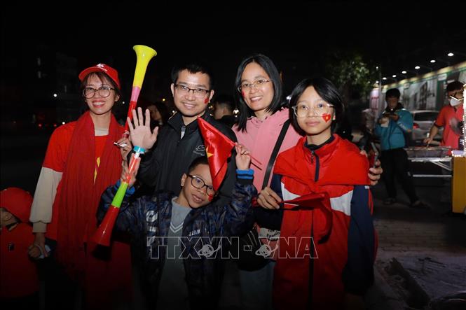 Người hâm mộ Thủ đô tại Phố Đàm Quang Trung, Long Biên. Ảnh: Phan Phương - TTXVN