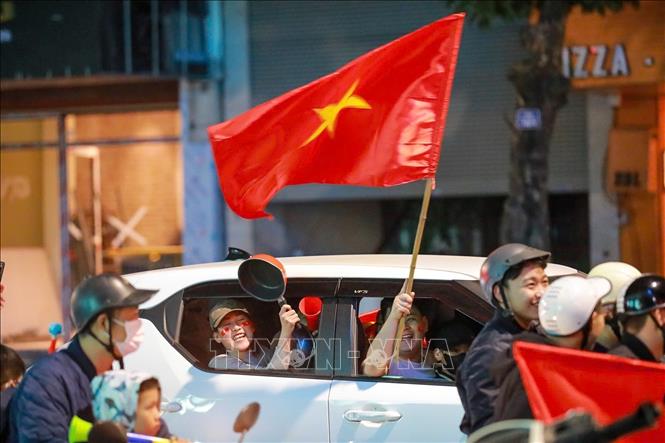 Người hâm mộ Thủ đô tại Phố Hai Bà Trưng. Ảnh: Khánh Hoà - TTXVN