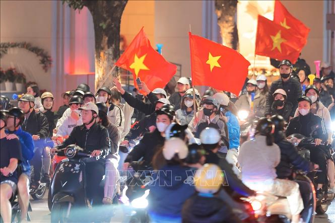 Người hâm mộ Thủ đô trên Phố Hai Bà Trưng. Ảnh: Hoàng Hiếu - TTXVN