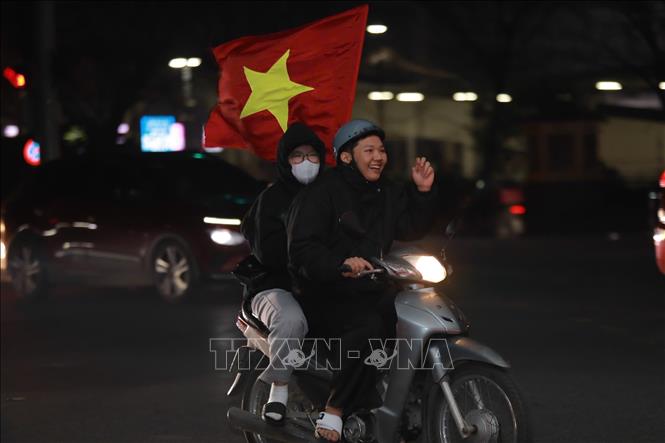 Người hâm mộ Thủ đô tại Phố Đàm Quang Trung, Long Biên. Ảnh: Phan Phương - TTXVN