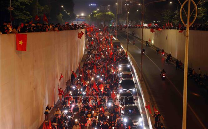Cổ động viên đổ ra đường mừng chiến thắng tại khu vực hầm Kim Liên hướng về Xã Đàn. Ảnh: Phạm Kiên - TTXVN