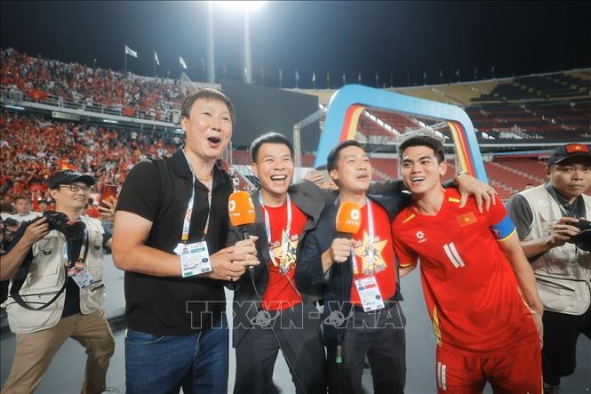 Coach Kim Sang-sik and Vietnamese players rejoice after winning the 33rd SEA Games gold medal in men's football. VNA Photo: Minh Quyết