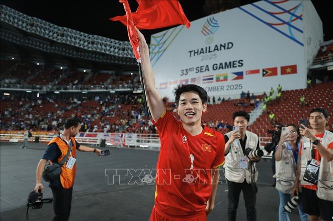 Vietnamese player Dinh Bac rejoices after winning the final match against Thailand. VNA Photo: Minh Quyết