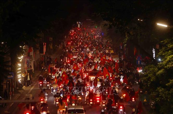 Hanoi turns red with the colour of the national flags and rear lights. VNA Photo 