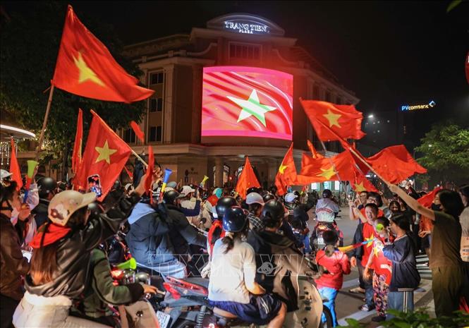 Football fans celebrate the victory in the heart of Hanoi. VNA Photo 