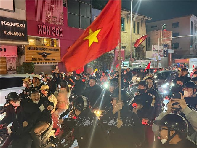 Dòng người cổ vũ đi chật cứng đường phố với cờ đỏ sao vàng. Ảnh: Tiến Vĩnh  - TTXVN 