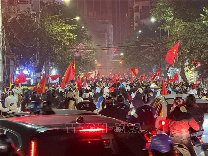 Tuyến phố Lạch Tray, thành phố Hải Phòng hàng nghìn người đổ ra đường ăn mừng chiến thắng. Ảnh Tiến Vĩnh – TTXVN