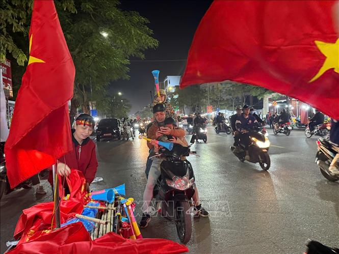 Nhiều gia đình cho cả các em nhỏ cùng đi cổ vũ đội tuyển. Ảnh Tiến Vĩnh  - TTXVN 