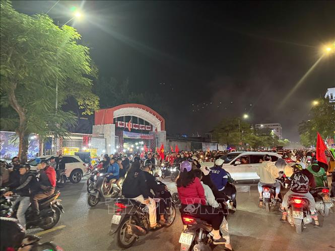 Cổng sân vận động Lạch Tray sau khi kết thúc trận đấu. Ảnh Tiến Vĩnh  - TTXVN 