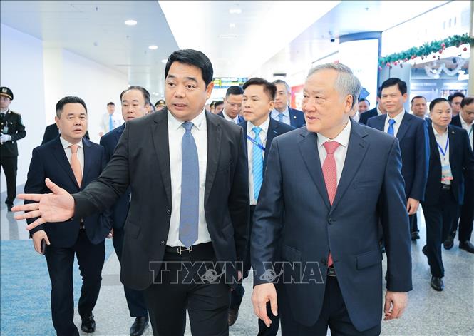 Ông Nguyễn Đức Hùng, Phó Tổng giám đốc ACV giới thiệu với Phó Thủ tướng Thường trực Nguyễn Hòa Bình về không gian mở rộng Nhà ga hành khách T2 Cảng hàng không Quốc tế Nội Bài. Ảnh: Lê Đông - TTXVN