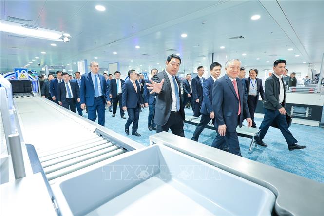 Ông Nguyễn Đức Hùng, Phó Tổng giám đốc ACV giới thiệu hệ thống máy soi cắt lớp 920CT 3D hỗ trợ phân tích hình ảnh đa chiều. Ảnh: Lê Đông - TTXVN