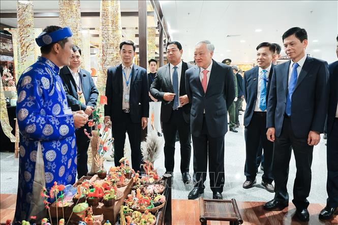 Phó Thủ tướng Thường trực Nguyễn Hòa Bình tham quan, tìm hiểu quy trình chế tác sản phẩm thủ công truyền thống tại Nhà ga hành khách T2 Cảng hàng không Quốc tế Nội Bài. Ảnh: Lê Đông - TTXVN
