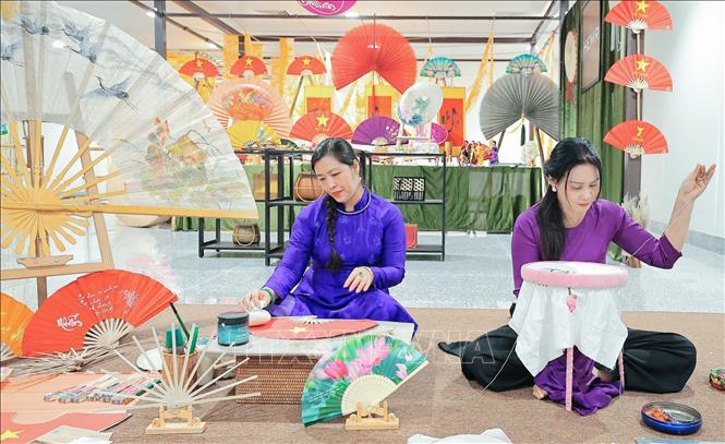 Các gian làng nghề truyền thống tại Nhà ga hành khách T2 Cảng hàng không Quốc tế Nội Bài góp phần giới thiệu sản phẩm và quảng bá hình ảnh đất nước, con người Việt Nam. Ảnh: Lê Đông - TTXVN