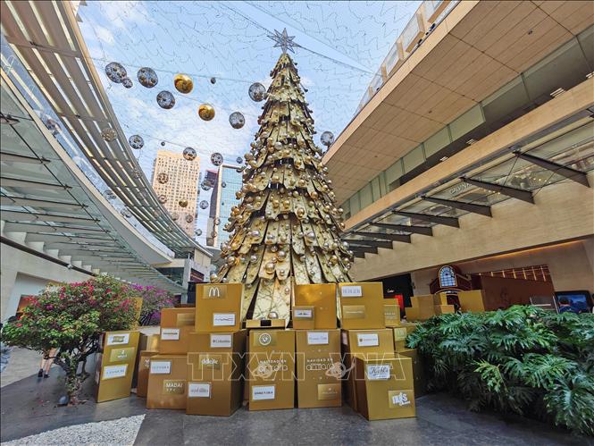 Cây thông Noel trang trí rực rỡ tại Trung tâm thương mại Antara ở thủ đô Mexico City. Ảnh: Phương Lan - PV TTXVN tại Mexico