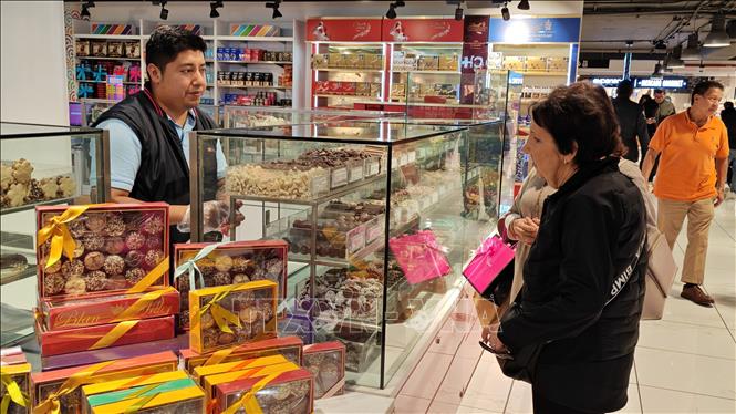 Người tiêu dùng mua bánh kẹo chuẩn bị cho lễ Giáng sinh và Năm mới tại Mexico. Ảnh: Phương Lan - PV TTXVN tại Mexico